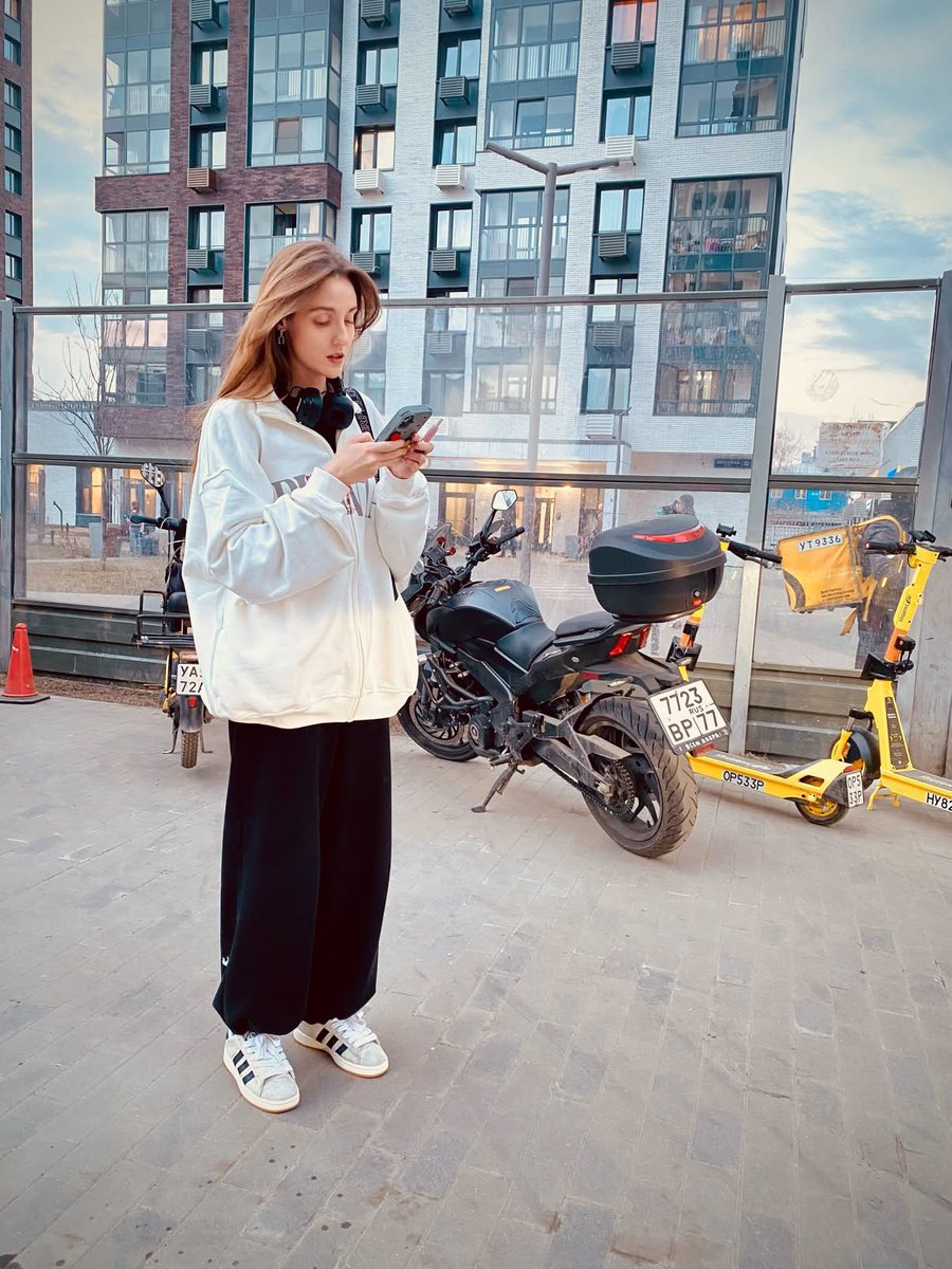 Urban Lifestyle Photo to Hand-Drawn Illustration — AI result, variation 2 of 2
